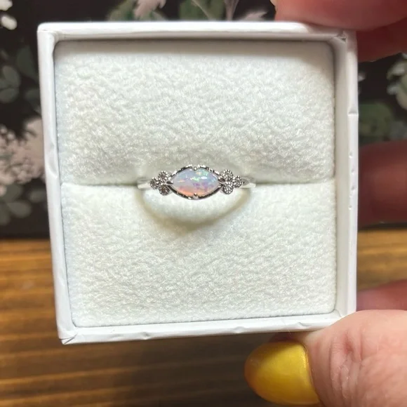 Stunning Sterling Silver White Fire Opal Ring. Size 8 Ring. - Picture 6 of 8